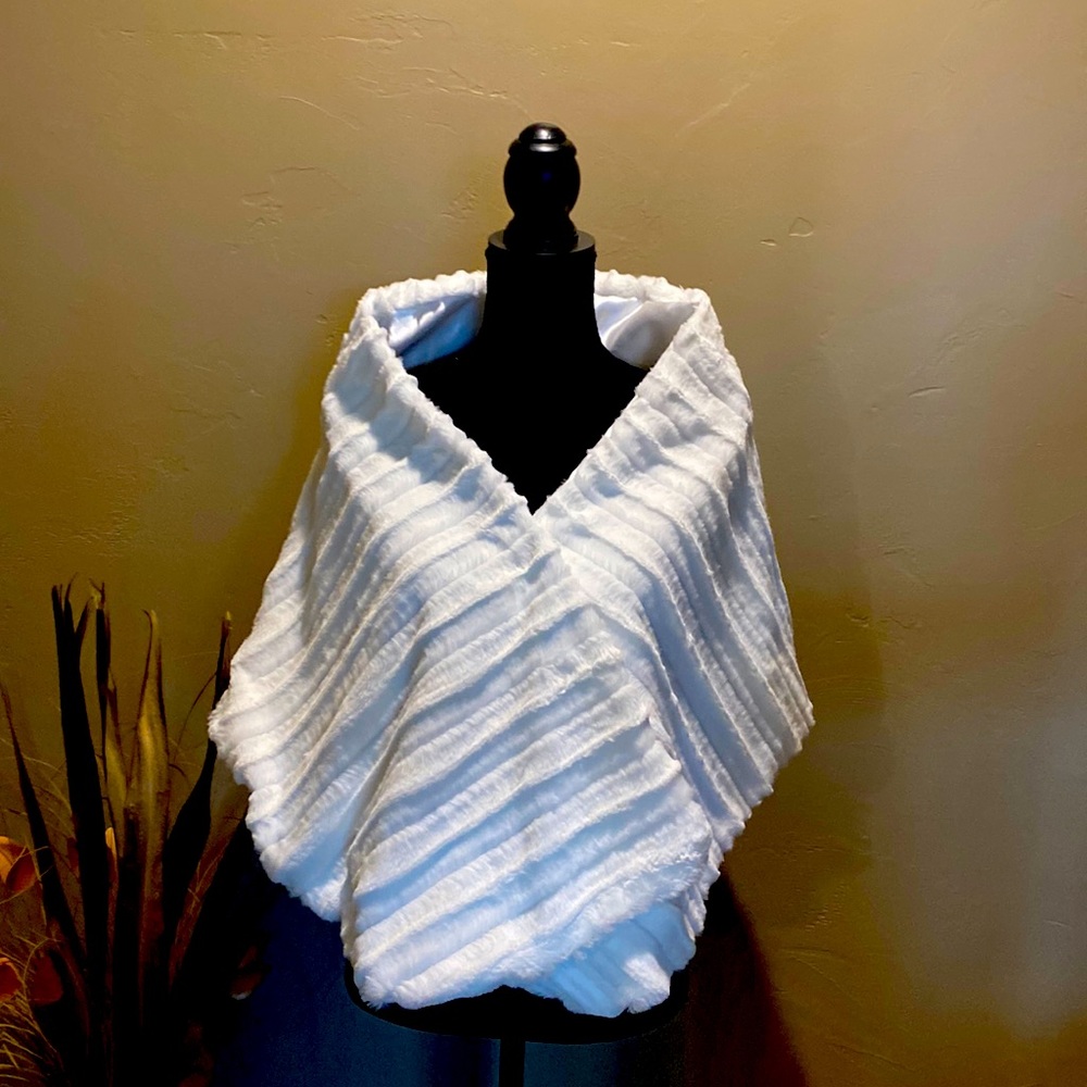 Off white faux fur wrap 58x15